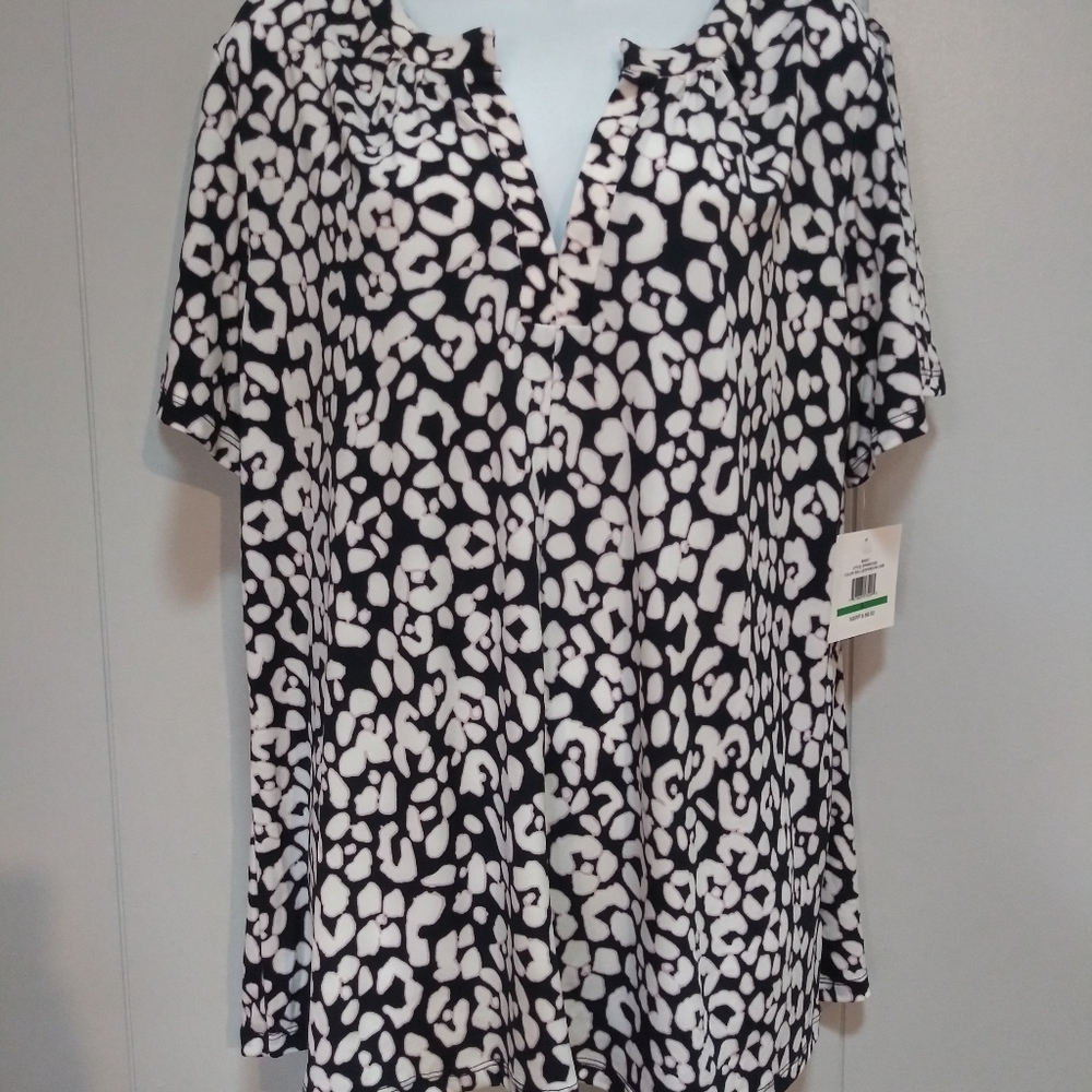 NWT! Ellen Tracy Leopard V-Neck Top Large